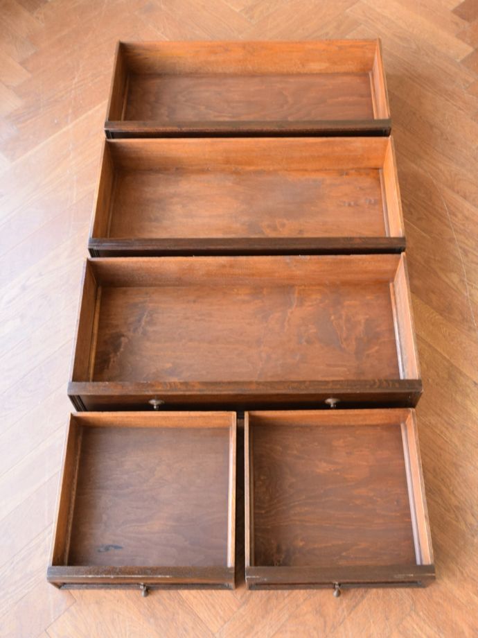 アンティークチェストの引き出しの中