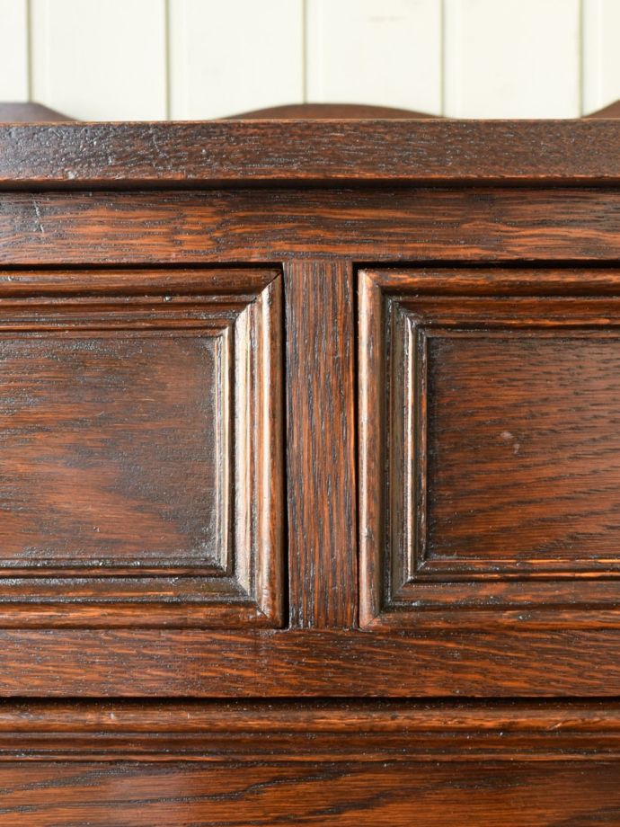 アンティークチェストの彫