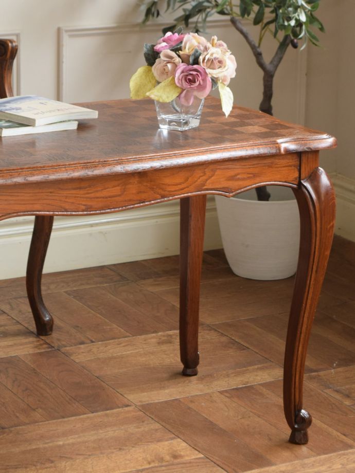 フランスの家具らしい美しいフォルム