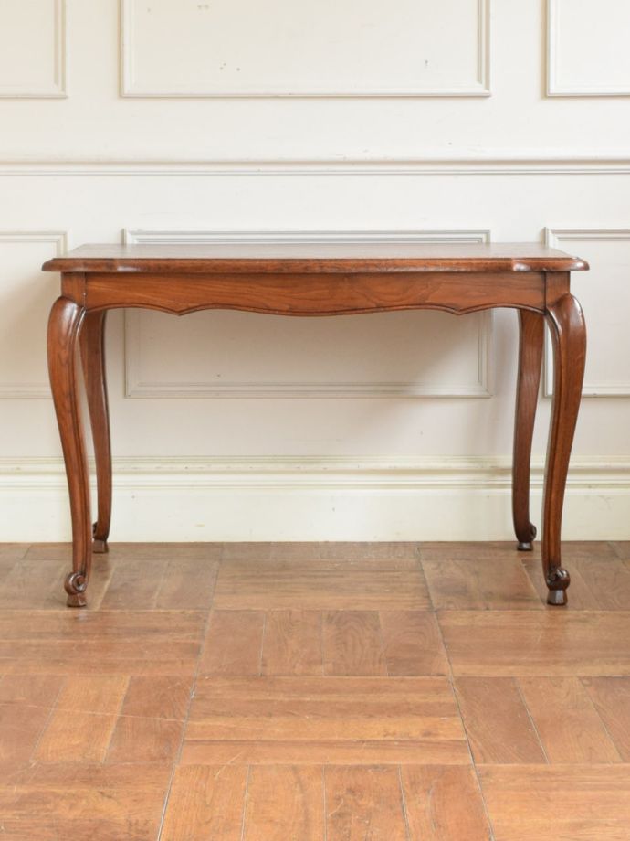 アンティークテーブルの横顔