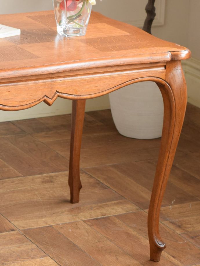 フランスの家具らしい美しいフォルム