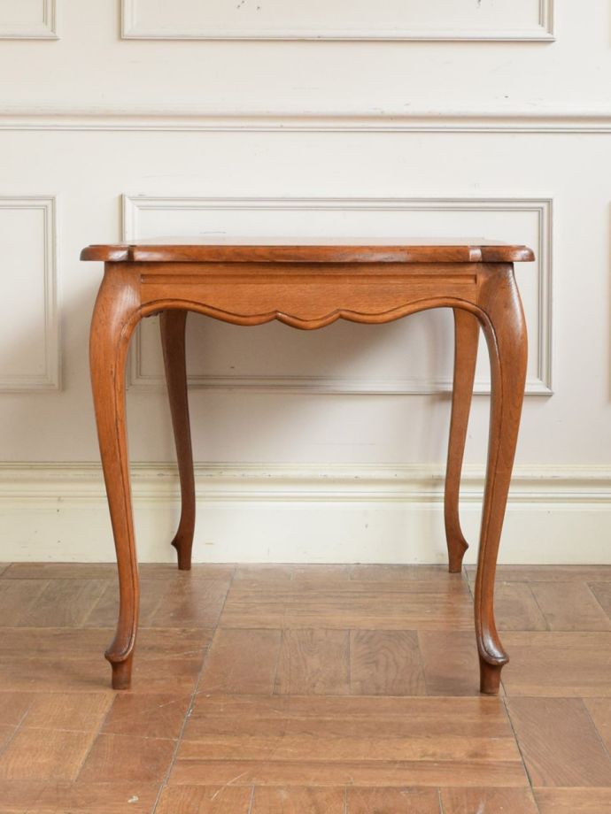 アンティークテーブルの横顔