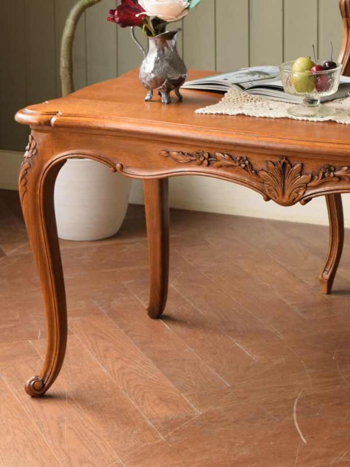 フランスの家具らしい美しいフォルム