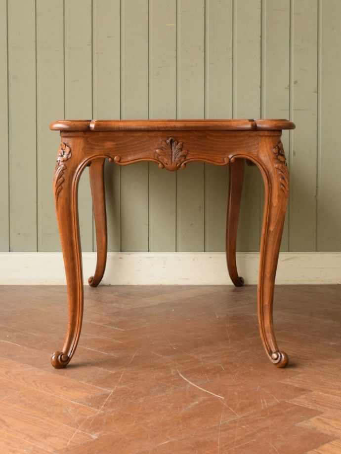 コーヒーテーブルの側面