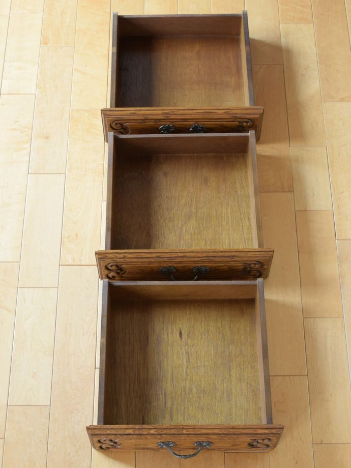 フランスから届いたアンティークのサイドチェスト、コンパクトサイズの