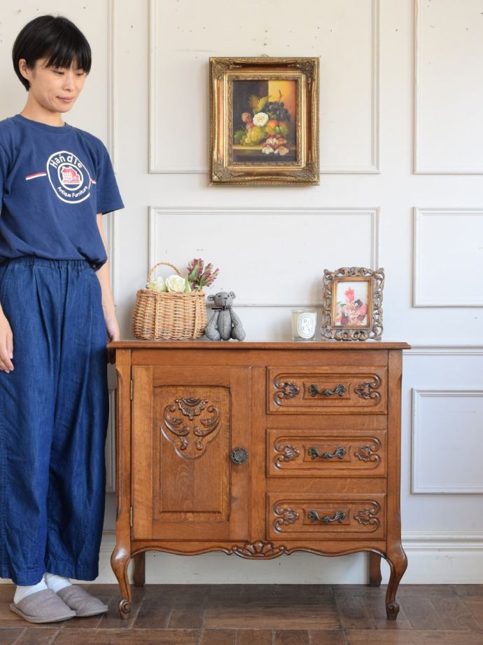 フランスの優雅なサイドボード