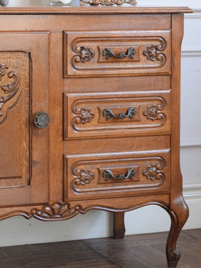 フランスのアンティークらしい美しい彫