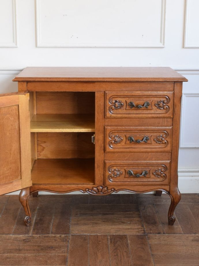 アンティークのサイドボードの扉の中