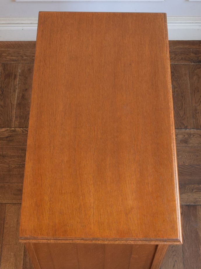 アンティークのサイドボードの天板