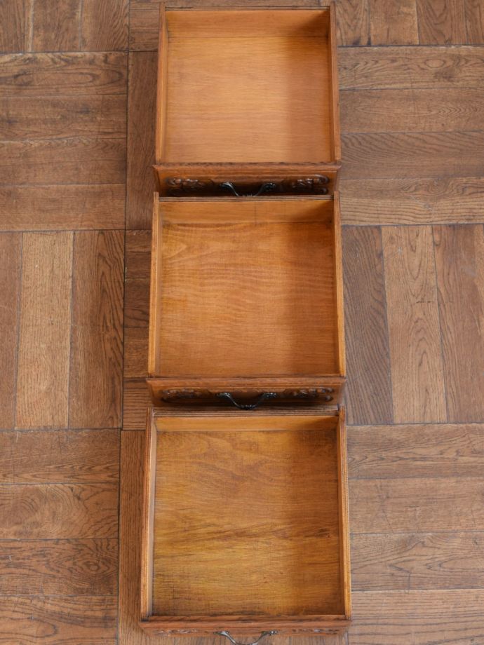 サイドボードの引き出しの中