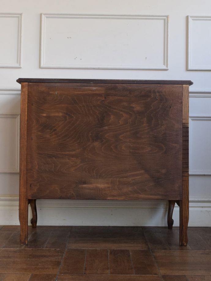 サイドボードの後ろ姿