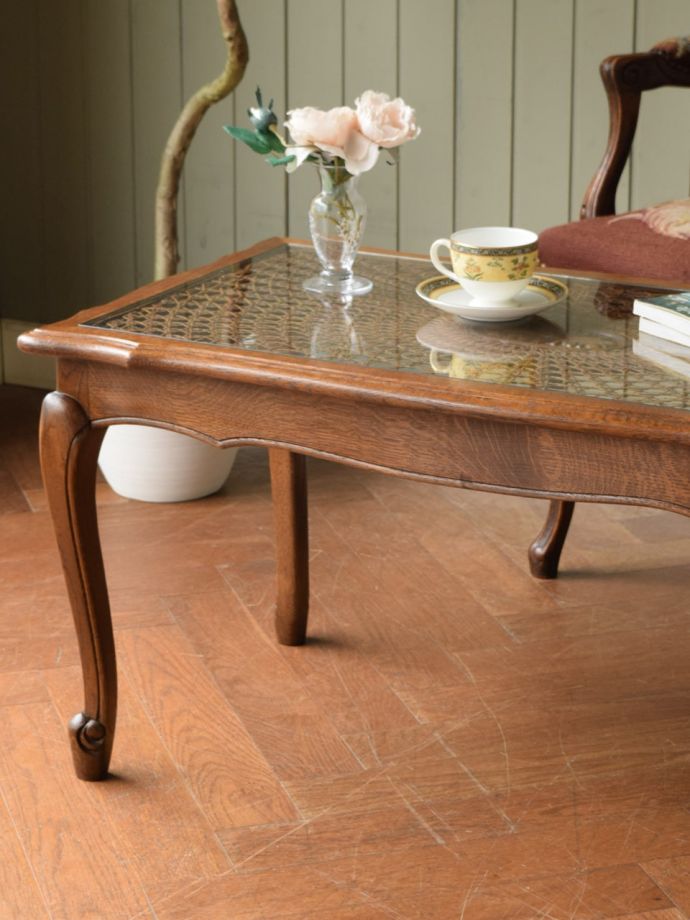 フランスの家具らしい美しいフォルム