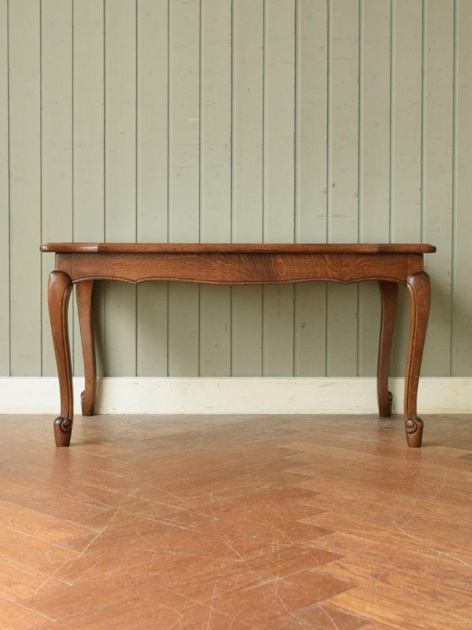 アンティークテーブルの横顔