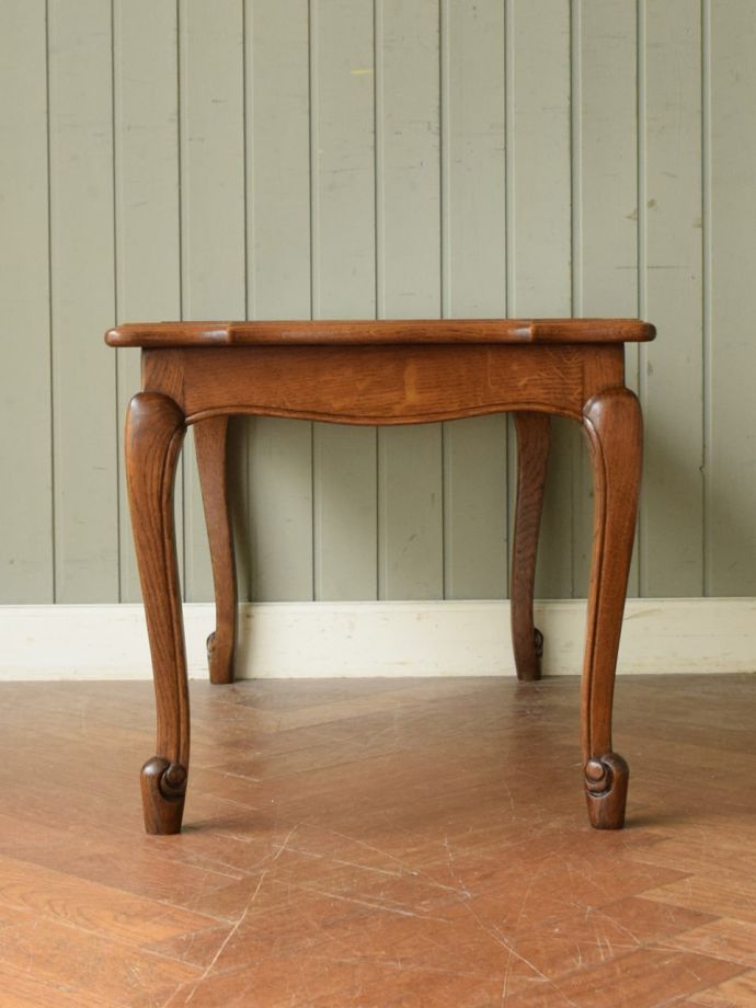 コーヒーテーブルの側面