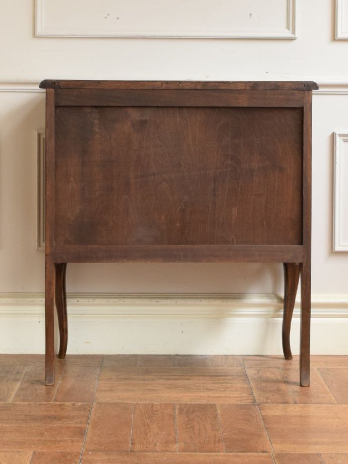 チェストの後ろ姿