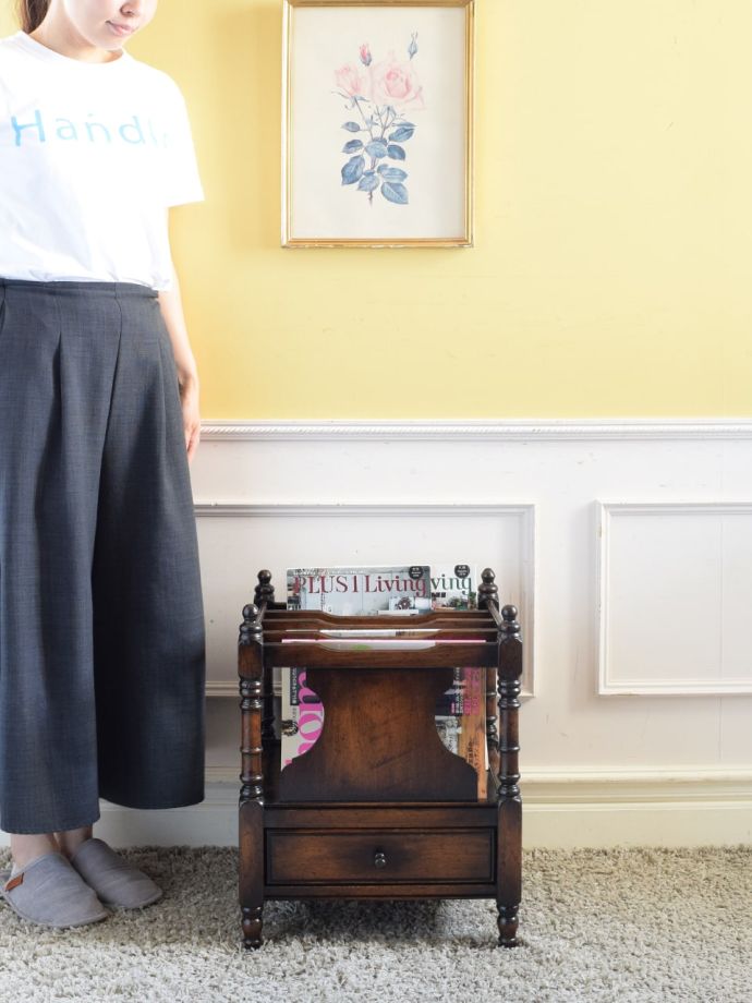 アンティークのおしゃれなマガジンラック