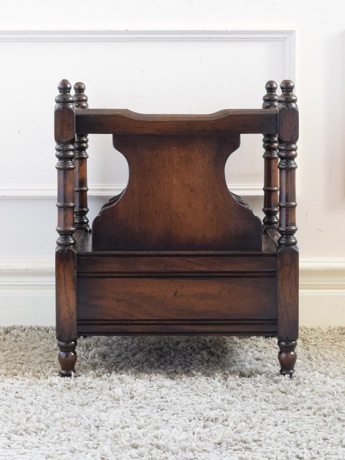 マガジンラックの後ろ姿