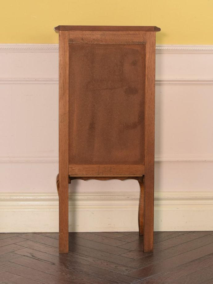 サイドチェストの後ろ姿