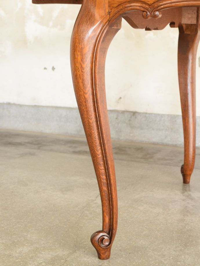 アンティークテーブルの脚