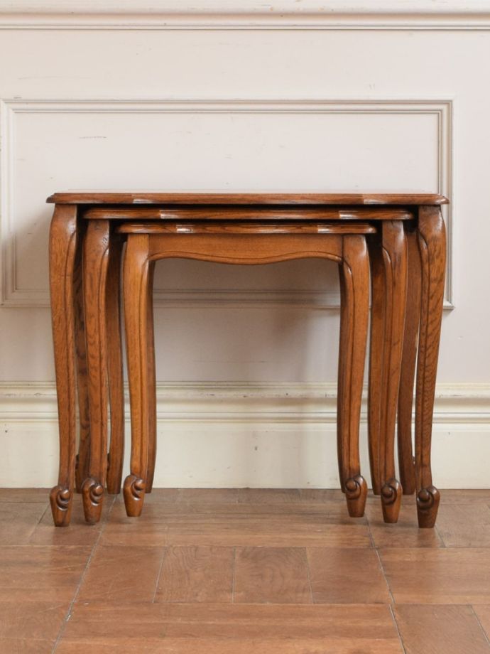 アンティークのネストテーブル