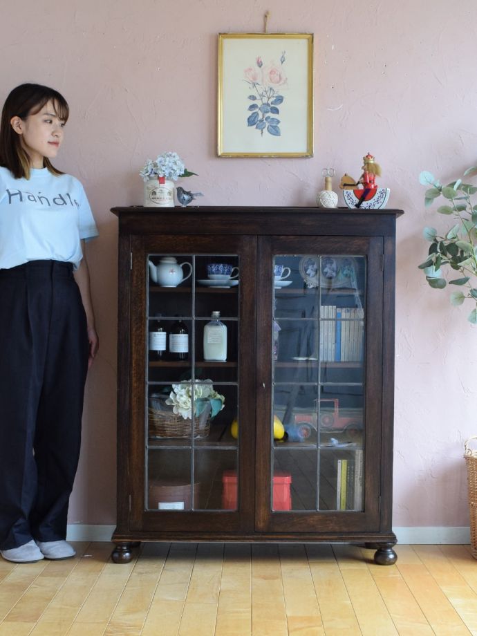 英国アンティークのキャビネット