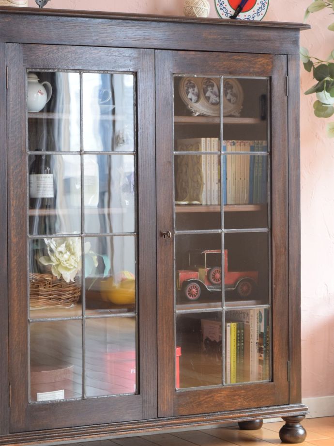 ステンドグラスの扉が美しいキャビネット