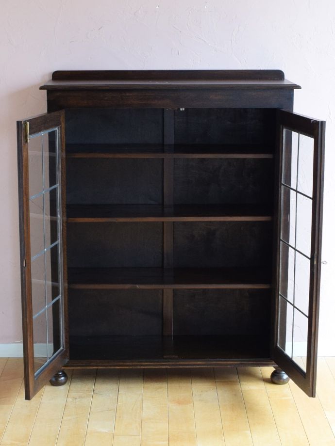 キャビネットの扉の中