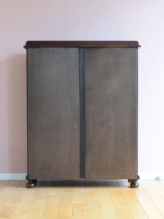 キャビネットの後ろ姿