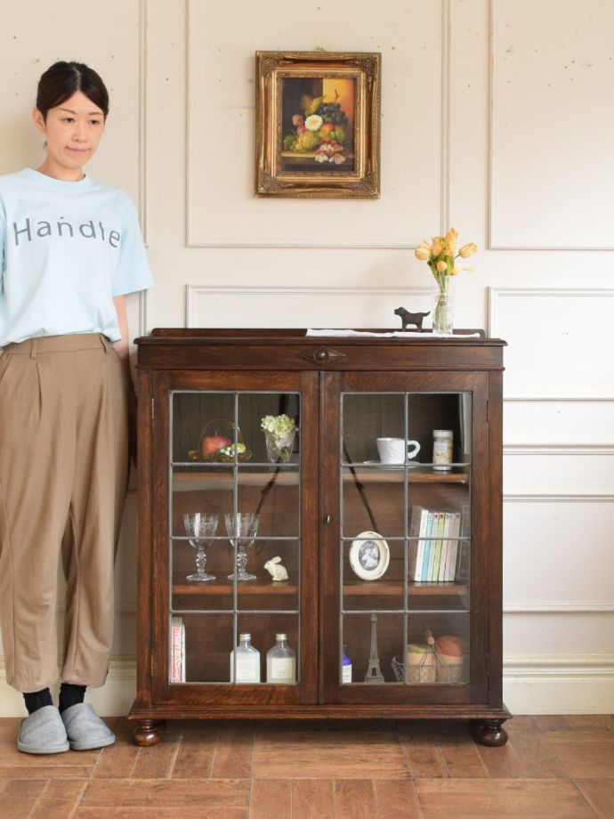 英国アンティークのキャビネット