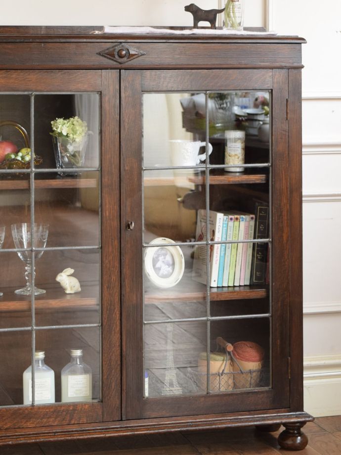 ステンドグラスの扉が美しいキャビネット