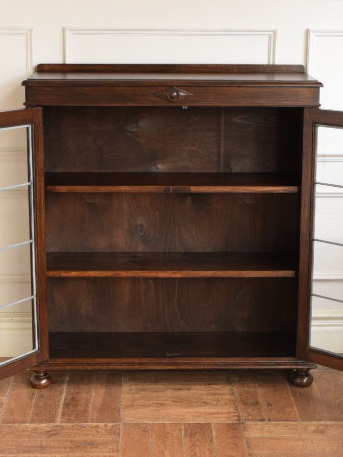 キャビネットの扉の中