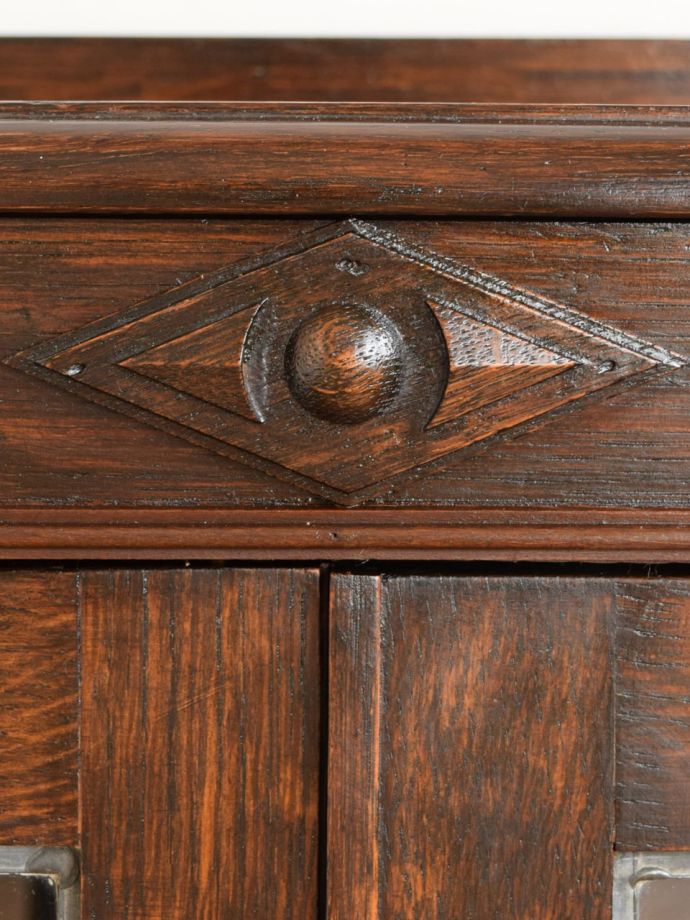 キャビネットの華やかな装飾