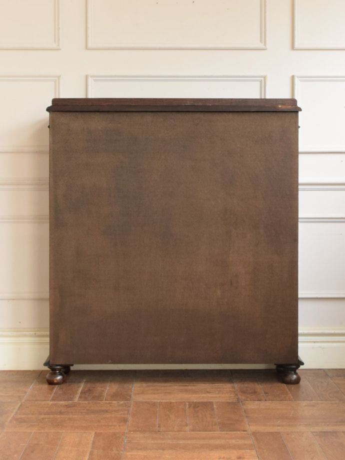 キャビネットの後ろ姿