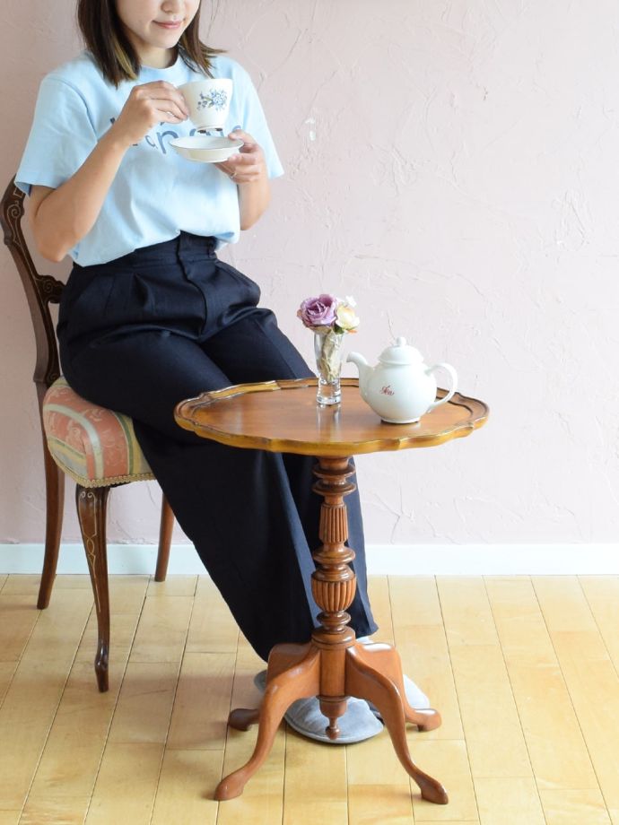 アンティークのワインテーブル