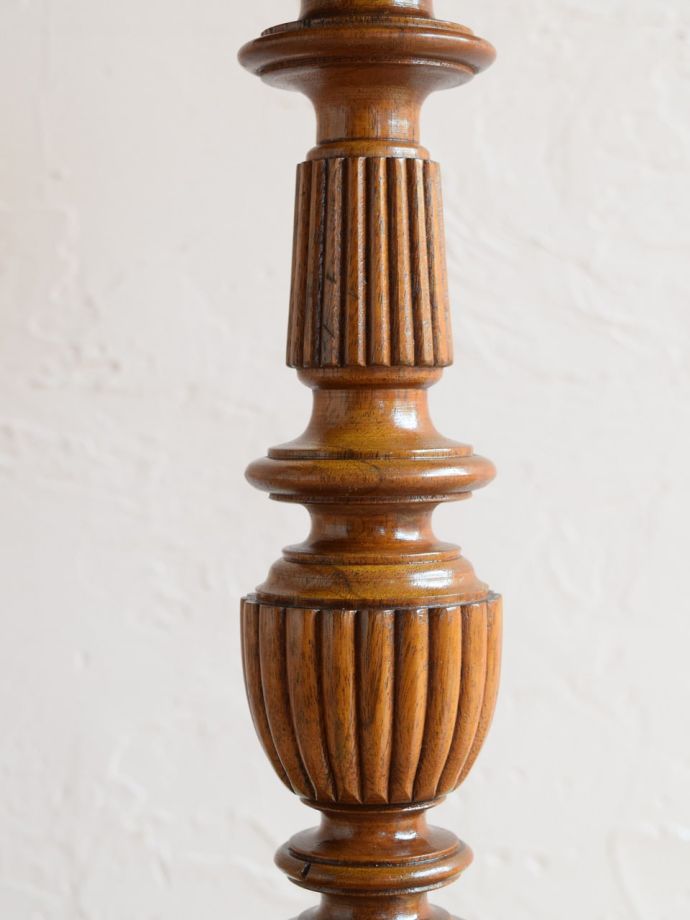 英国アンティーク家具らしい装飾