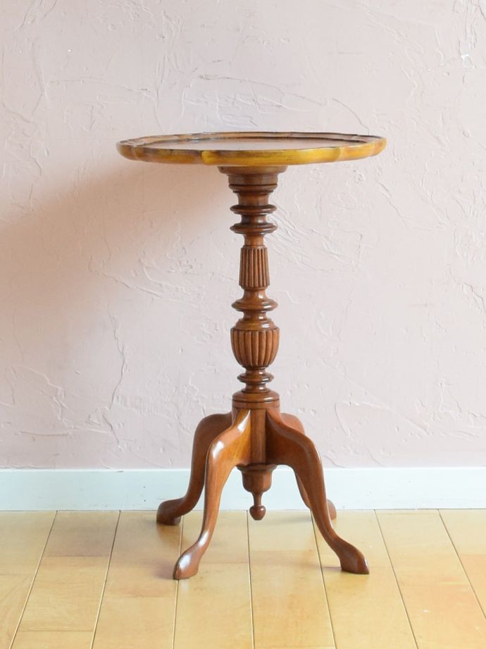 アンティークコーヒーテーブルの側面