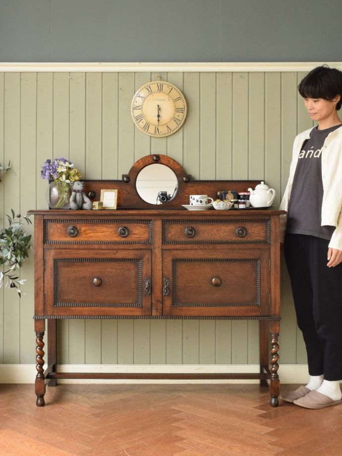 英国アンティークのサイドボード