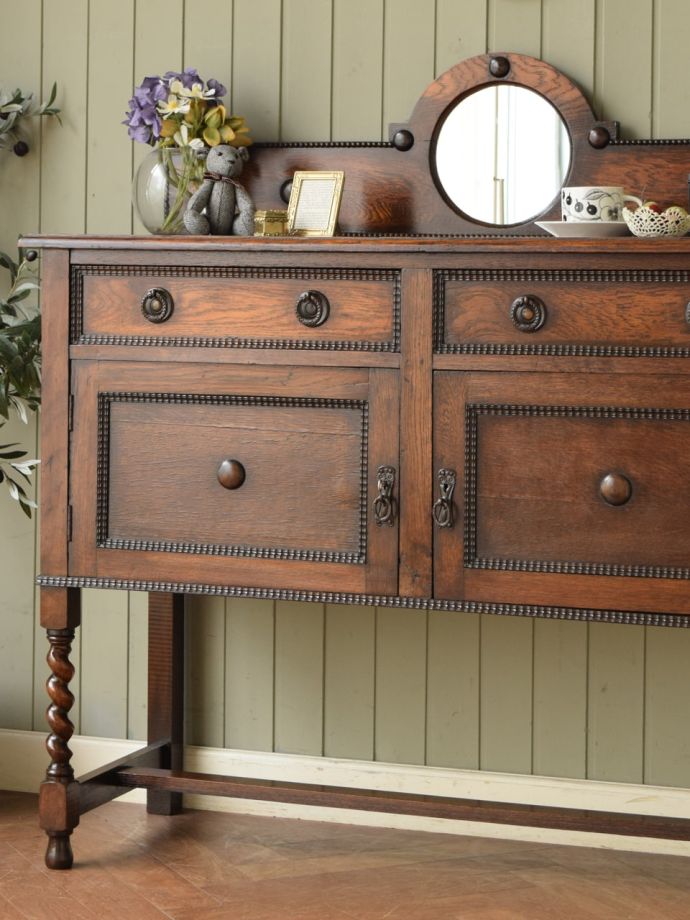 アンティーク家具らしさが漂うサイドボード