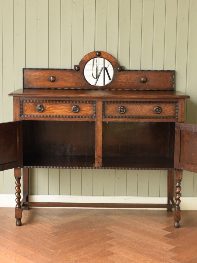 アンティークキャビネットの扉の中