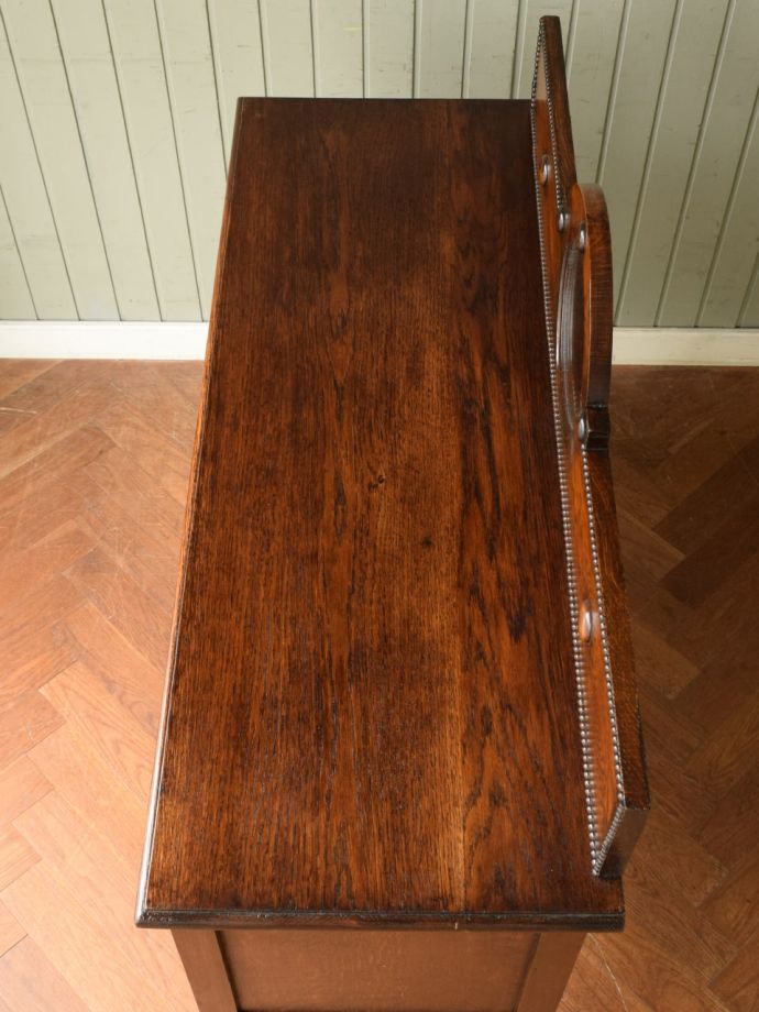 アンティークのサイドボードの天板