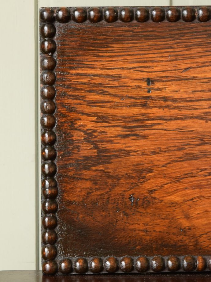 英国アンティーク家具らしい装飾