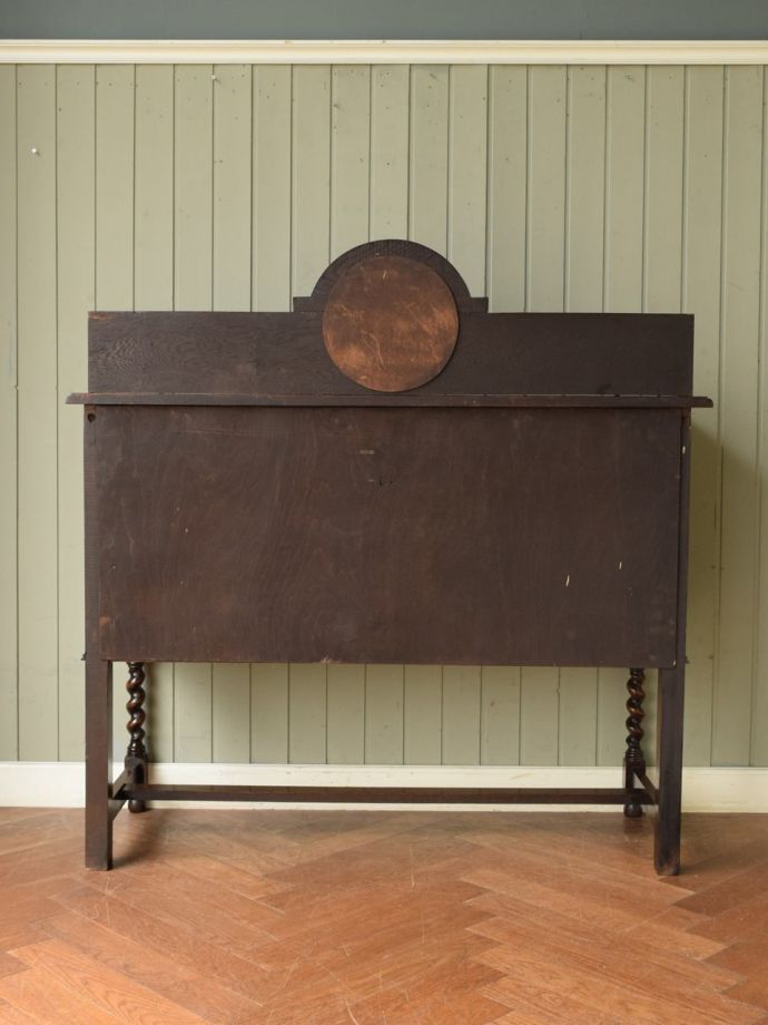 キャビネットの後ろ姿