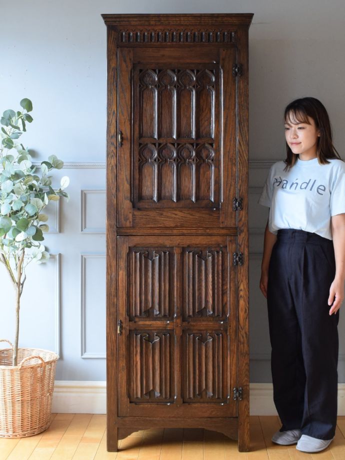 英国アンティークのサイドボード