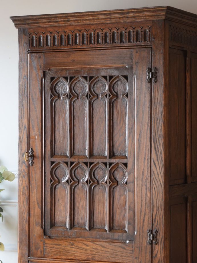 アンティーク家具らしさが漂うサイドボード