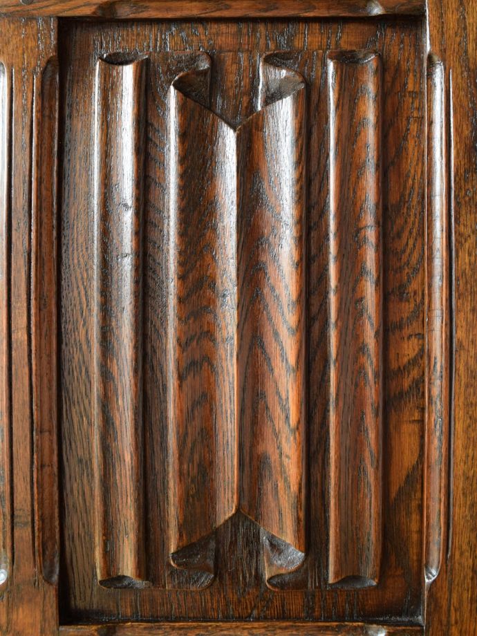 英国アンティーク家具らしい装飾