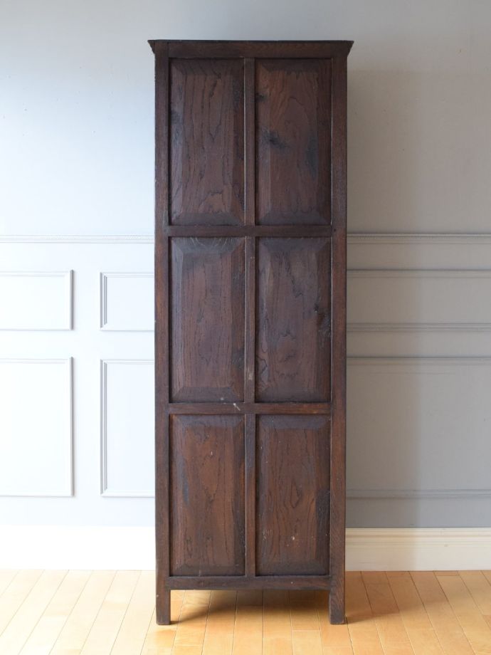 キャビネットの後ろ姿