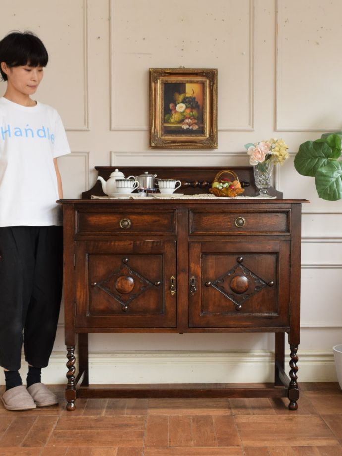 英国アンティークのサイドボード