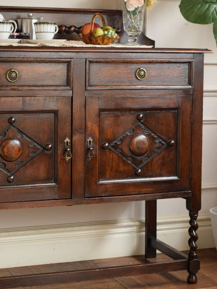 アンティーク家具らしさが漂うサイドボード