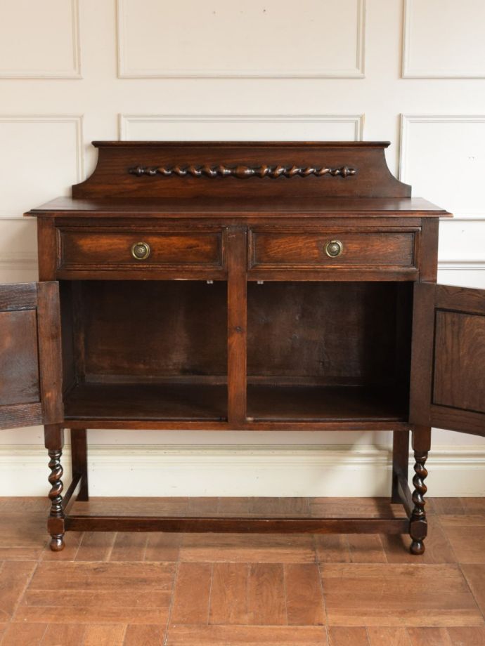 アンティークキャビネットの扉の中