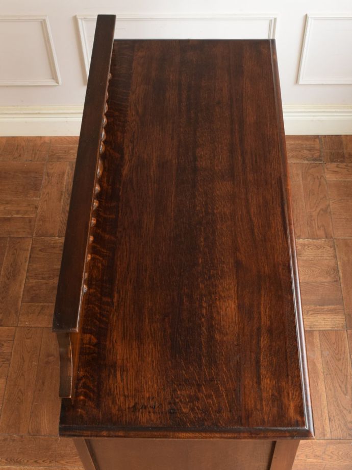 アンティークのサイドボードの天板